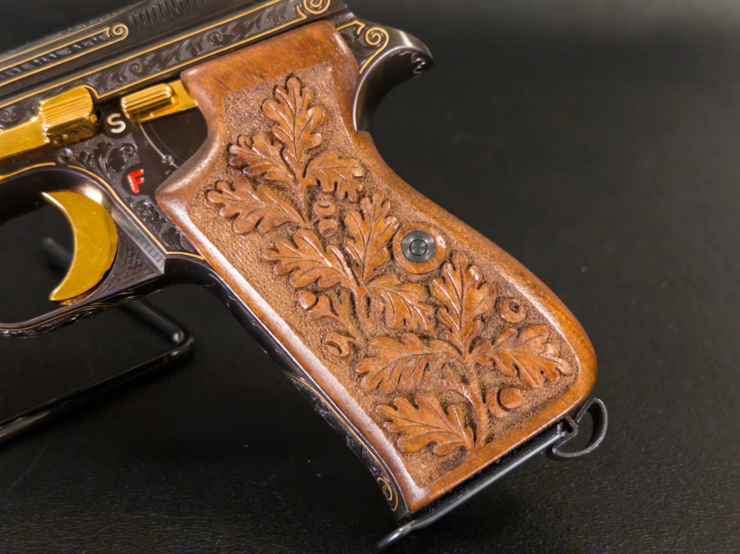 SIG P210 L De Luxe Walnut Grip Detail