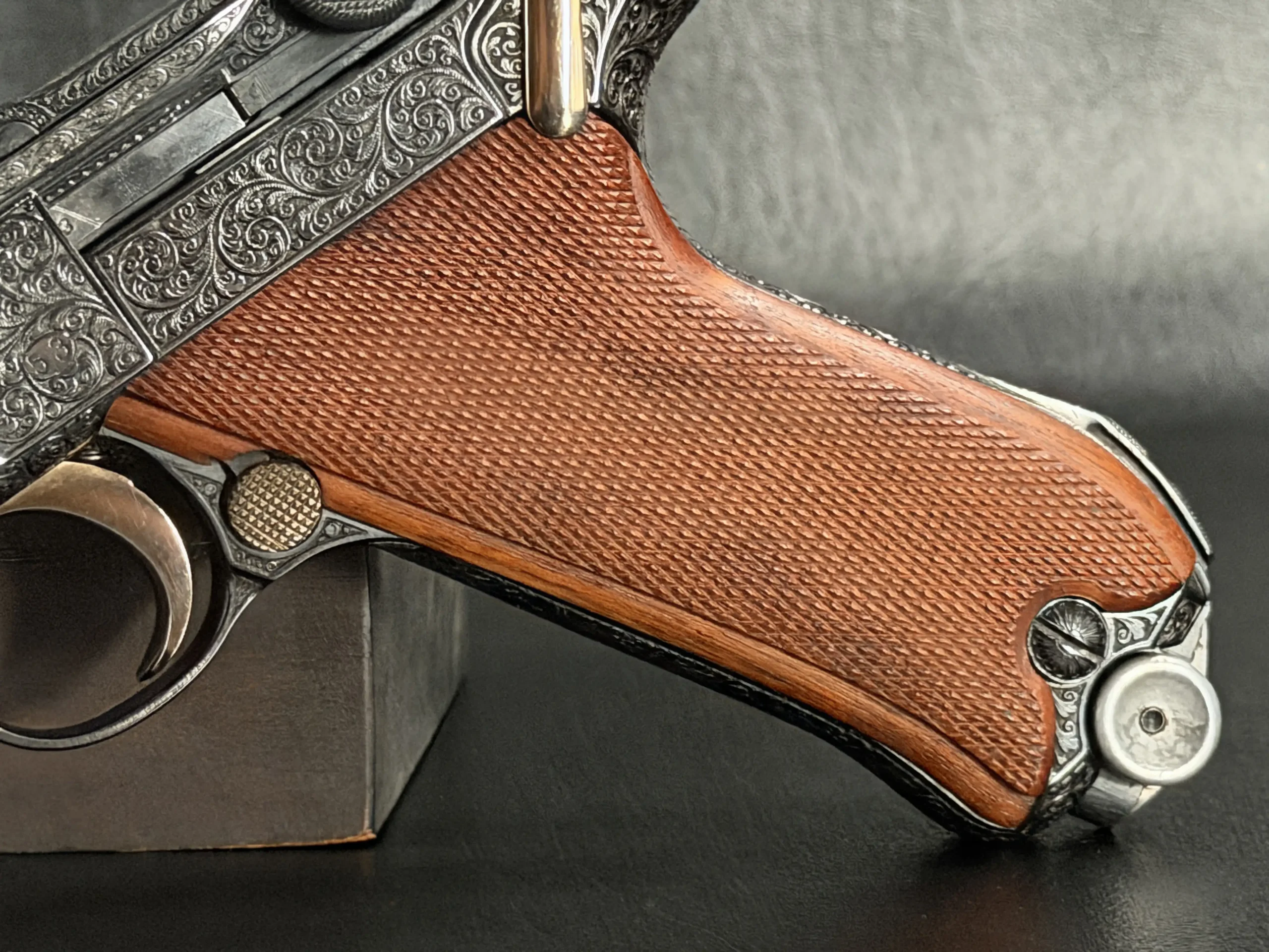 Engraved German Luger collector pistol