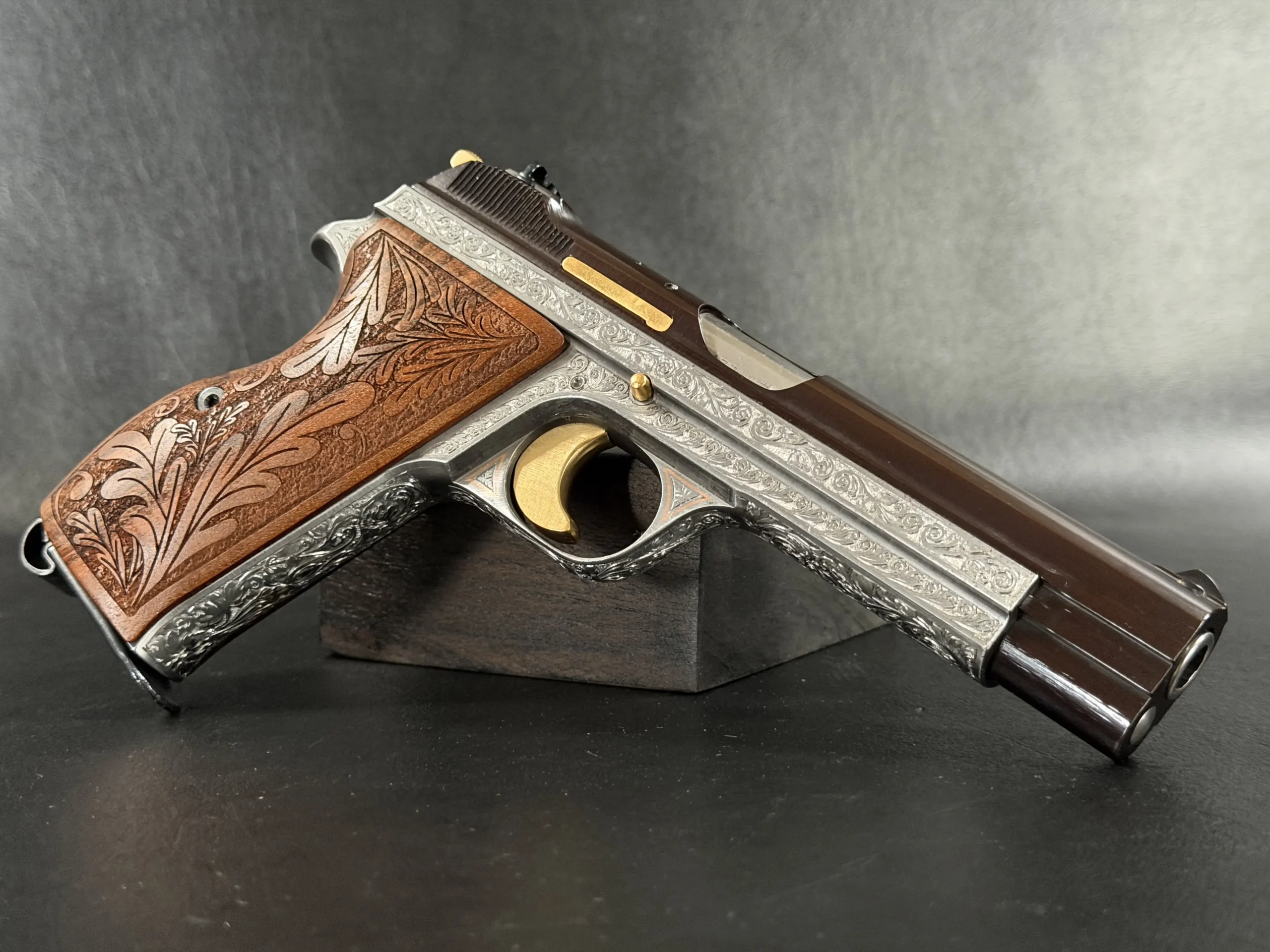 SIG Sauer P210 4 Luxus fine engraving walnut grips