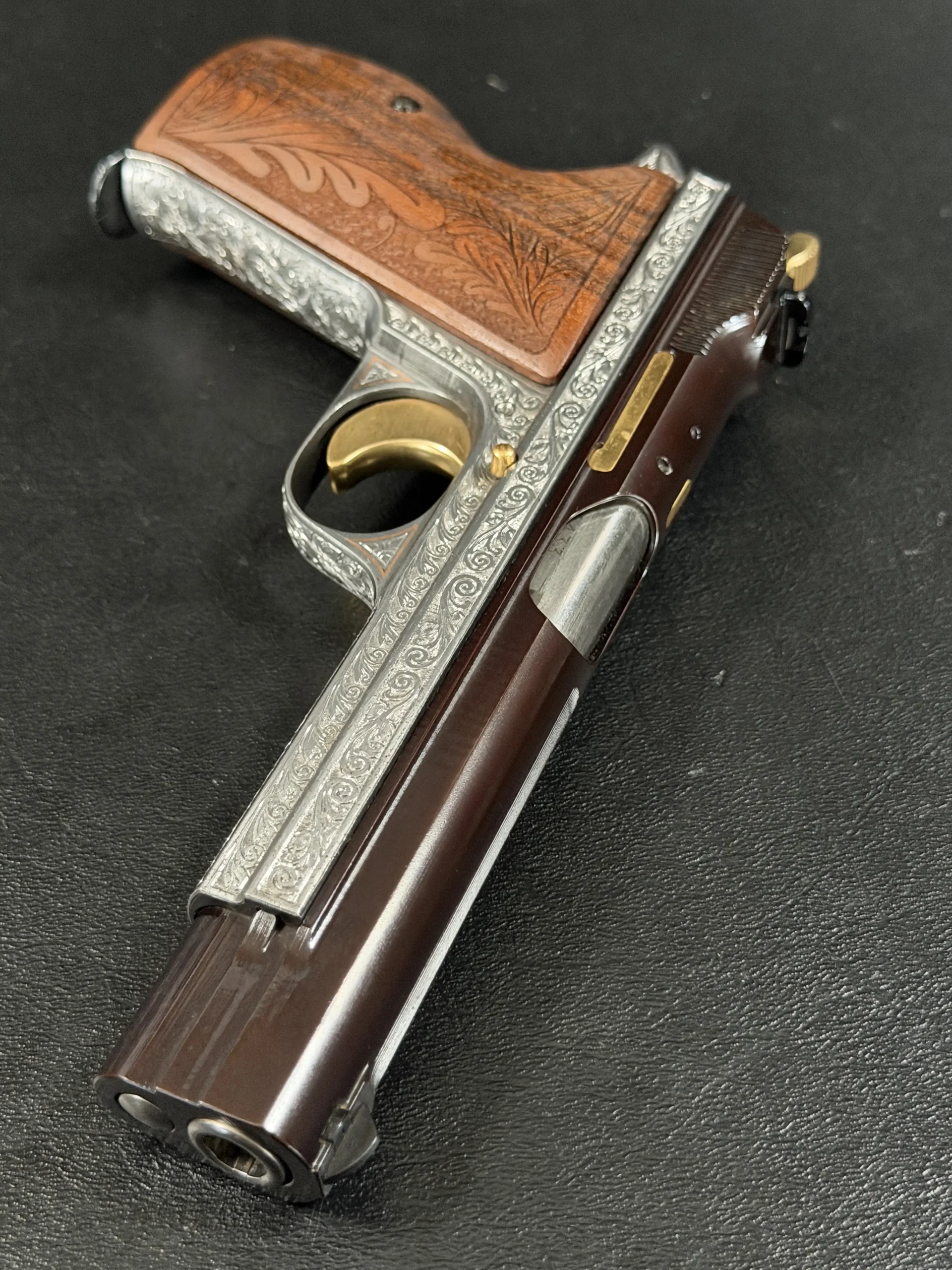 SIG Sauer P210 4 Luxus ornate scroll engraving