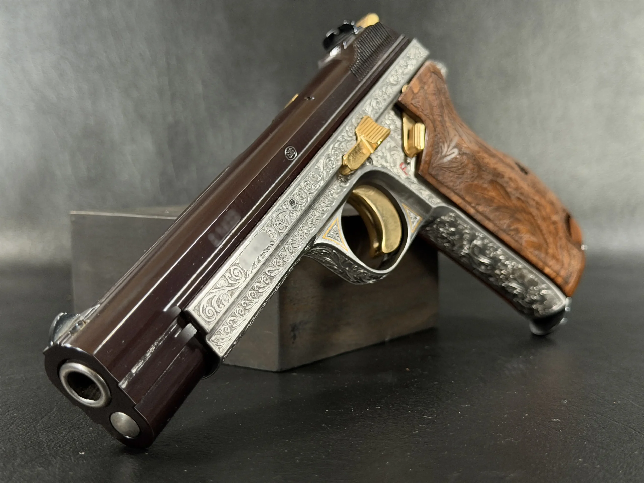 SIG Sauer P210 Luxus hand engraved scrollwork 9mm