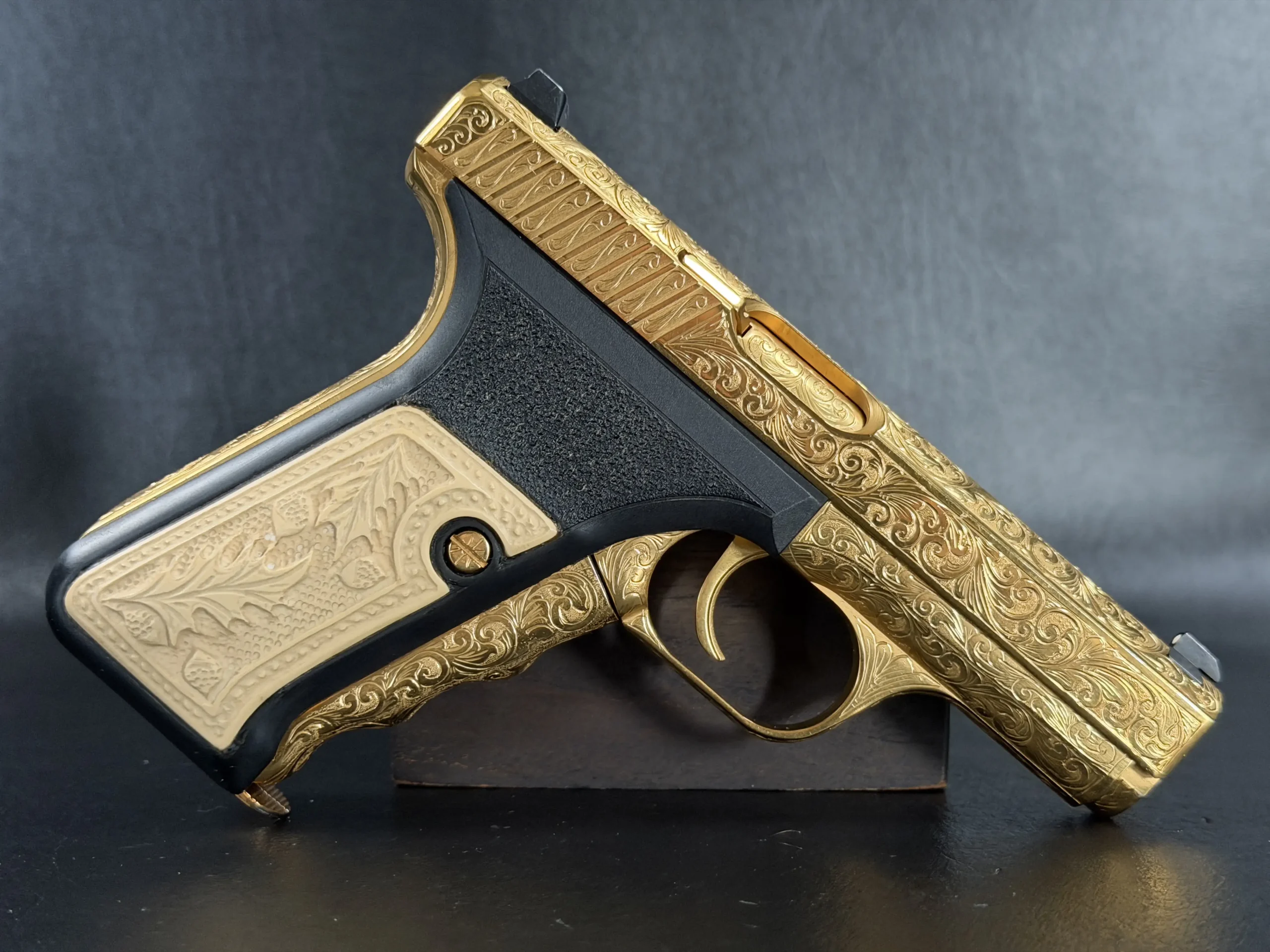 JW Thompson Scroll Engraved HK P7