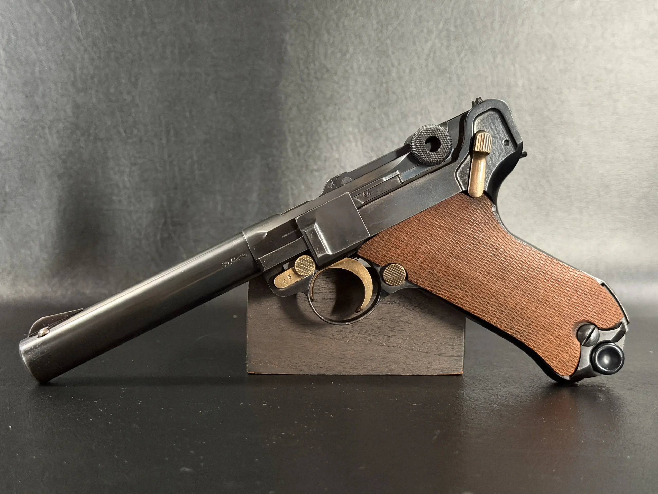 DWM P08 Parabellum Sport Toggle Lock Detail