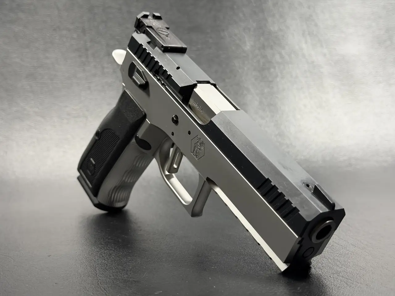 Sphinx Model 3009 grip texture detail