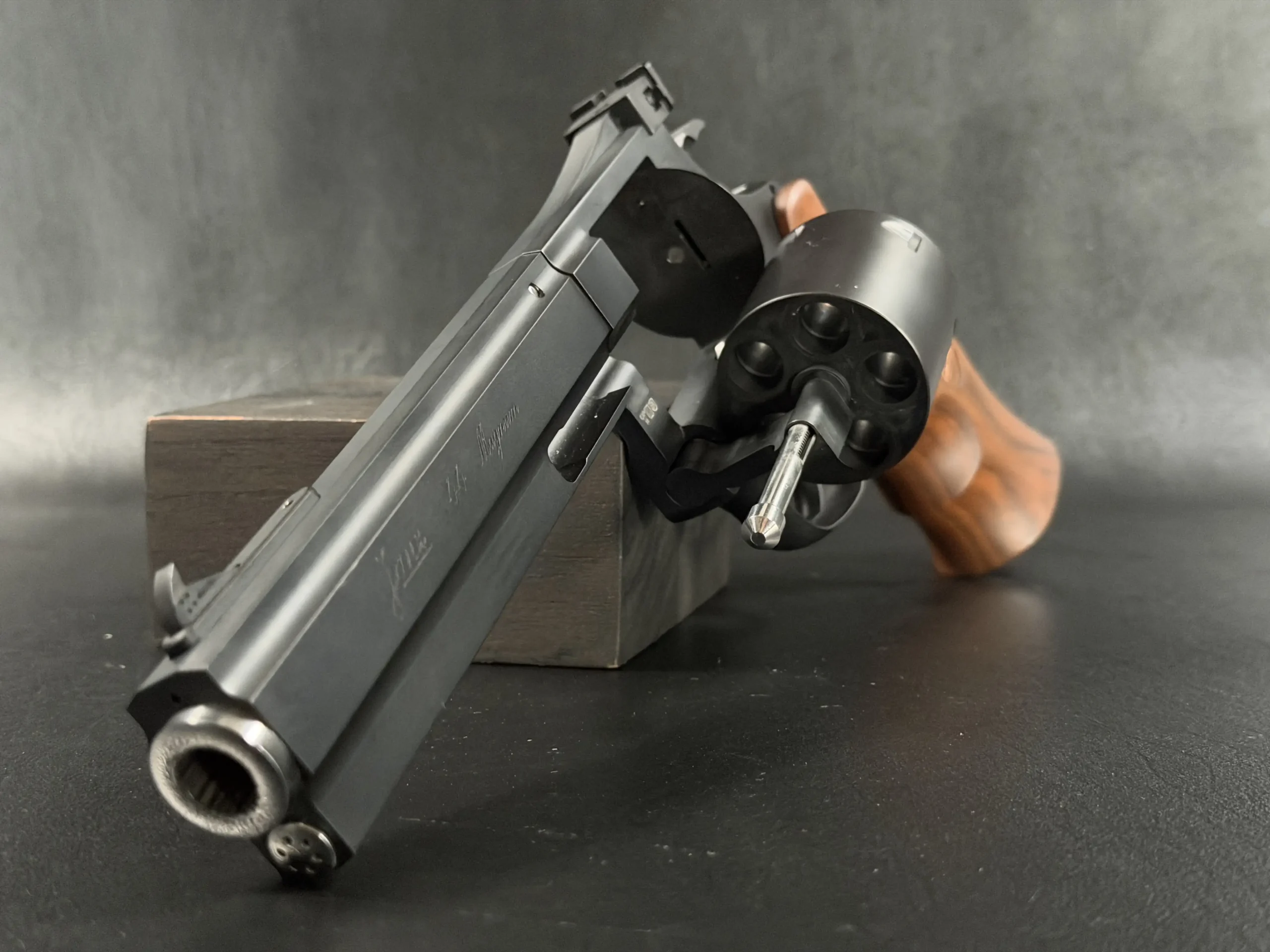 Janz EMS luxury revolver